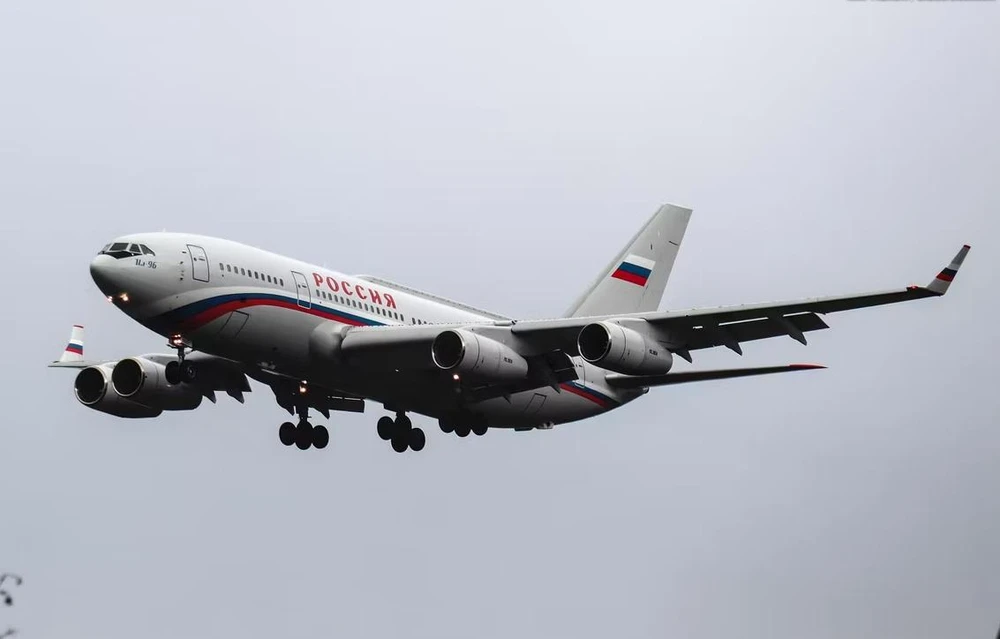 Chuyên cơ IIyushin II-96-300PU, loại dùng để chở Tổng thống Nga Vladimir Putin trong các chuyến công du. Ảnh: Shutterstock tong-thong-nga-putin-den-noi-bai.webp