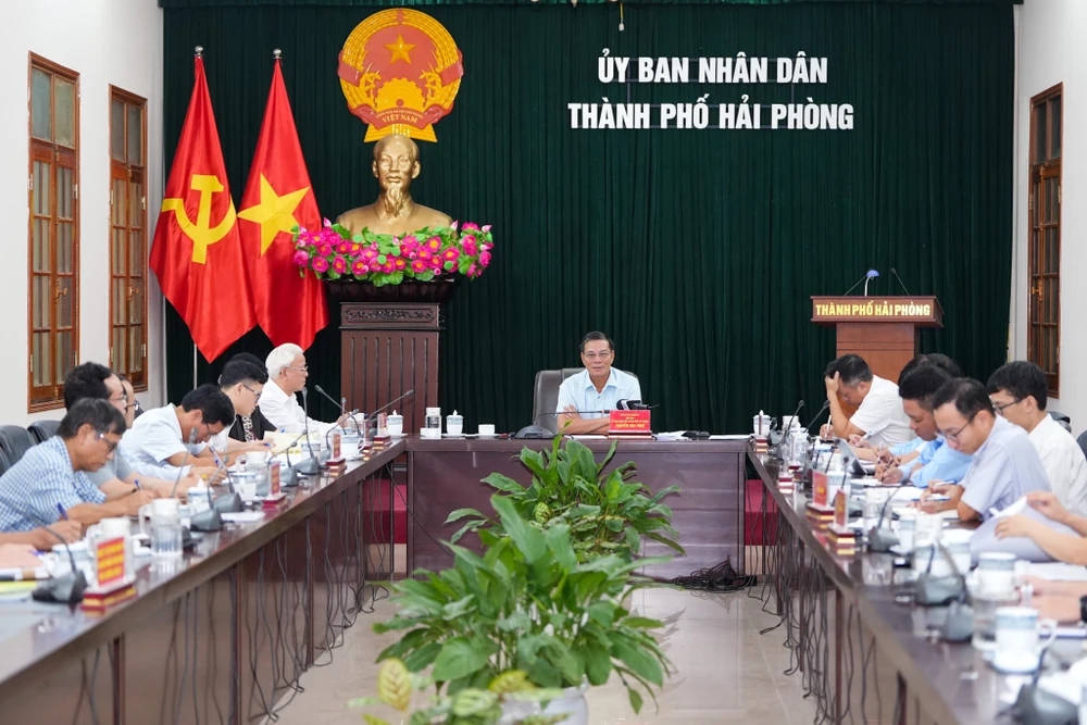 Chủ tịch UBND Hải Phòng Nguyễn Văn Tùng chủ trì cuộc họp liên quan đến việc xử lý núi rác xã Kiến Thiết, huyện Tiên Lãng. Ảnh: ĐT Núi rác xã Kiến Thiết, Hải Phòng chỉ đạo dừng hợp đồng với Công ty Thành Vinh
