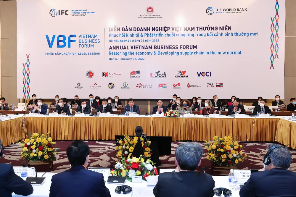 Các cuộc đối thoại, các hội nghị, sự kiện lớn của cộng đồng doanh nghiệp Việt Nam hai thập kỷ qua đã có sự tham dự của Thủ tướng Chính phủ, các bộ trưởng chủ chốt của các Bộ về quản lý kinh tế. Trong ảnh: Thủ tướng Phạm Minh Chính và một số bộ trưởng dự Diễn đàn Doanh nghiệp Việt Nam thường niên, năm 2022. Ảnh: VPG. TTg-Pham-Minh-Chinh-VBF.jpg