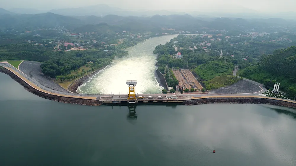 Thủy điện Thác Bà đang xả lũ hết công suất nhưng chưa giảm được mức nước dâng trong hồ, vốn đã lên rất cao. thủy điện Thác Bà