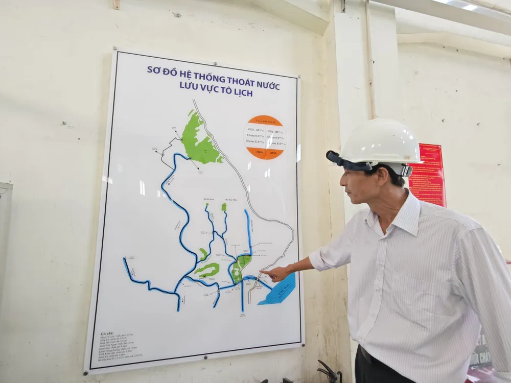 Sơ đồ hệ thống thoát nước lưu vực sông Tô Lịch treo trong Trạm bơm Yên Sở. Ảnh: Trọng Phú. 536e2039-30d7-48aa-8ea7-4daff638b178.jpg