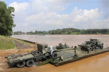 Lữ đoàn công binh 27 diễn tập phà vượt sông từ các đốt phao PMP. Ảnh: Quân khu 7