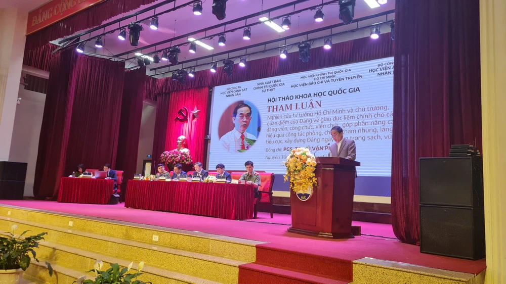 PGS Nguyễn Văn Phúc, nguyên Phó Tổng biên tập Tạp chí Cộng sản, cho rằng giáo dục liêm chính hiệu quả nhất chính bằng tấm gương của những vị lãnh đạo liêm chính. giáo dục liêm chính