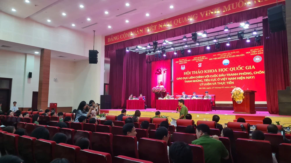 Đại tá Phan Văn Bé, Phó Chánh thanh tra Bộ Công an đối thoại với sinh viên báo chí về vấn đề giáo dục liêm chính. giao duc liem chinh 2.jpg