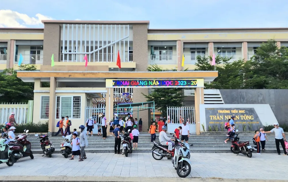 Các trường học triển khai nhiều biện pháp nhằm bảo đảm sức khoẻ cho học sinh tới trường. truong hoc dau mat do.jpg