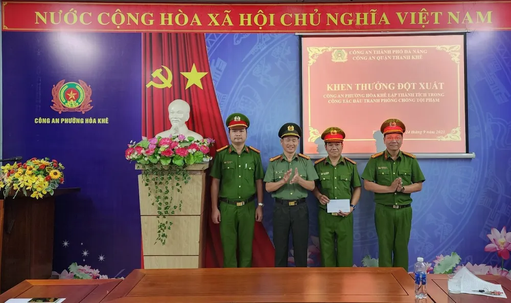 Khen thưởng đột xuất cho Công an phường Hòa Khê. Ảnh: CA. khen thuong cuop ngan hang.jpg