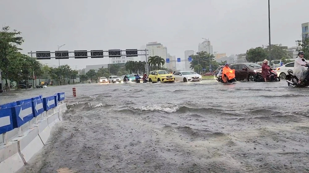 Nước ngập sâu khiến phương tiện lưu thông khó khăn vào sáng 25-9. ap thap nhiet doi da nang .jpg
