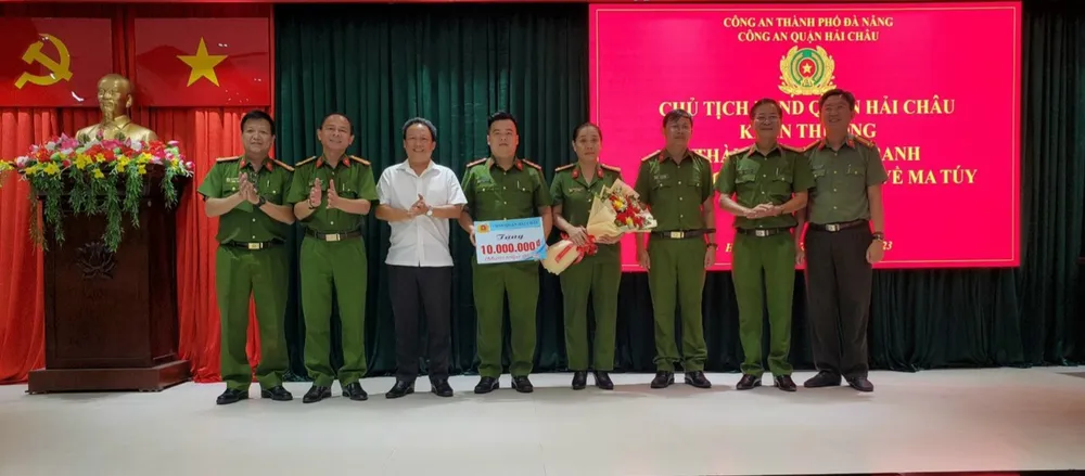 Khen thưởng Đội Cảnh sát điều tra tội phạm về ma túy Công an quận Hải Châu. Ảnh: MT hai chau ma tuy khen thuong.jpg