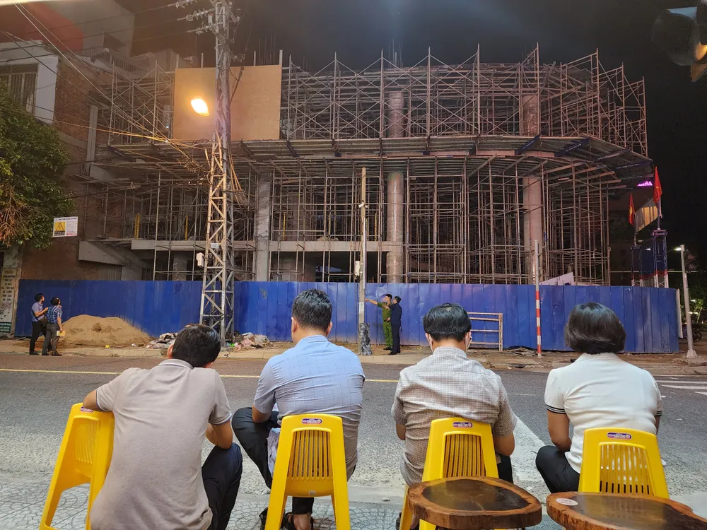 Gần 23h đêm nhưng nhiều đơn vị vẫn có mặt tại hiện trường để phục vụ công tác điều tra. Ảnh: MINH TRƯỜNG. da nang hien truong.jpg