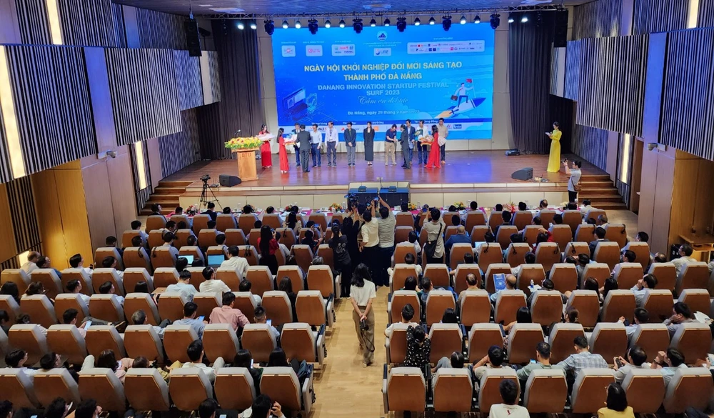 Ngày hội khởi nghiệp đổi mới sáng tạo thành phố Đà Nẵng - SURF 2023 với sự tham gia đông đảo của các bộ ngành, địa phương, đơn vị doanh nghiệp. Ảnh: MINH TRƯỜNG. khoi nghiep doi moi sang tao trao hoa.jpg