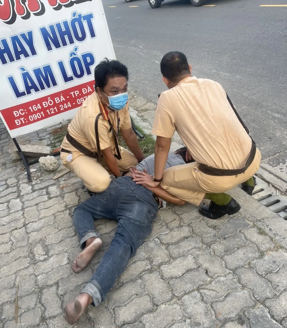 Tài xế bị CSGT khống chế. Ảnh: MT csgt da nang.jpg