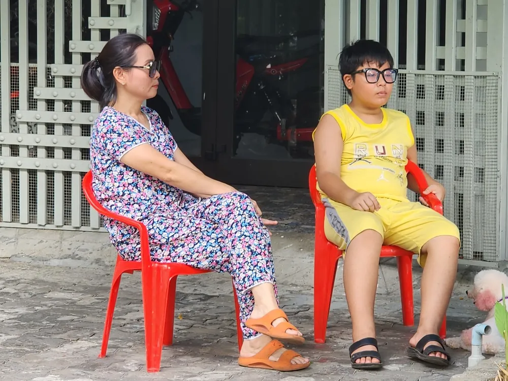 Hai mẹ con bị lây nhiễm bệnh đau mắt đỏ nên phải ở nhà. Ảnh: MINH TRƯỜNG dau-mat-do-o-nha-7176-7549.jpg