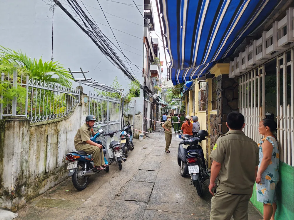 Lực lượng chức năng tiến hành phong toả hiện trường vụ cháy. Ảnh: MINH TRƯỜNG. da nang chay nha hien truong tu vong.jpg