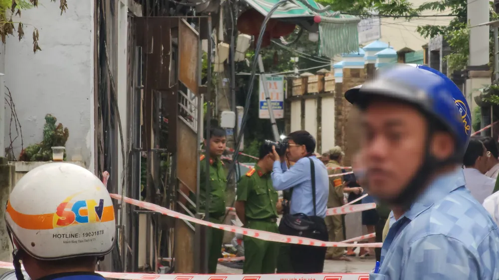 Lực lượng Công an phối hợp Viện kiểm sát nhân dân khám nghiệm hiện trường. Ảnh: MINH TRƯỜNG. da nang chay nha tu vong.jpg