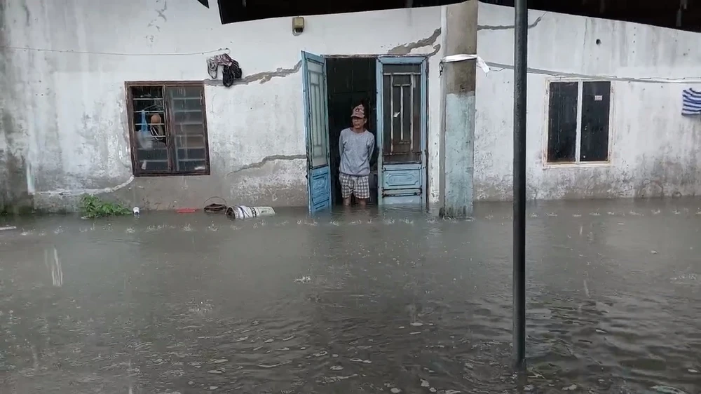 nguoi dan nha cua ngap nuoc da nang.jpg