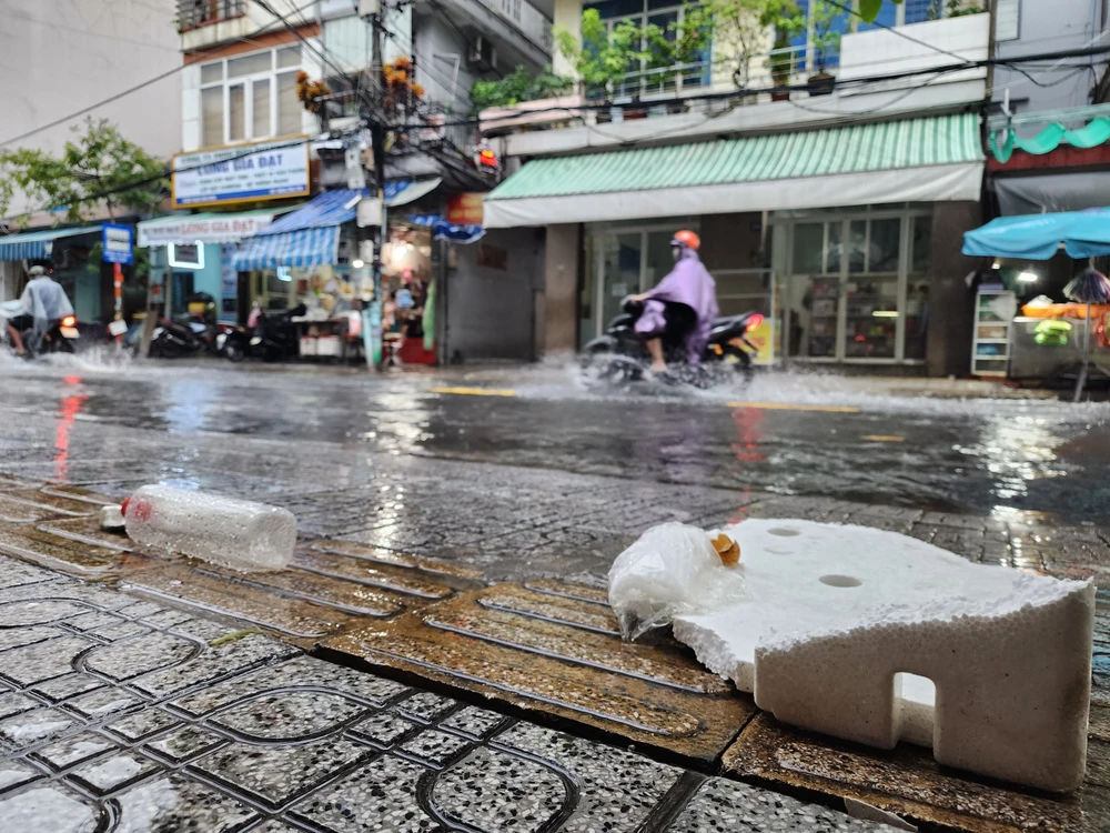 rac len via he da nang ngap lut.jpg