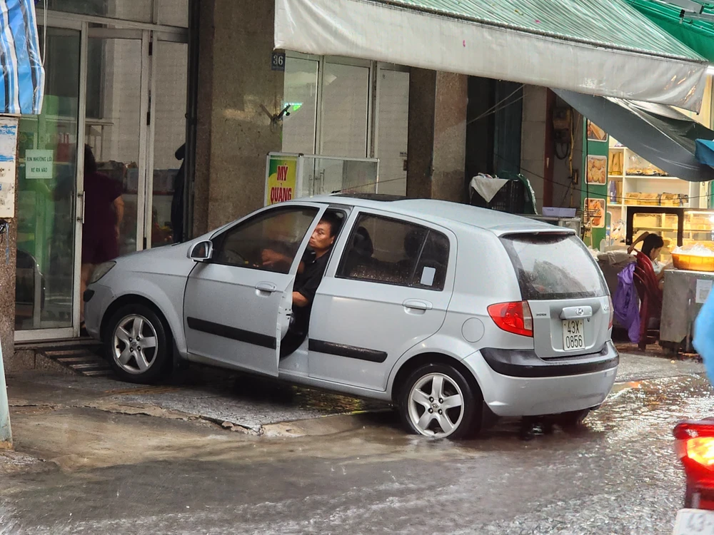 xe oto len via he da nang.jpg