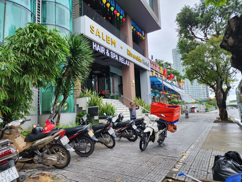 Hiện trường nơi người nam giới tử vong nghi do nhảy lầu. Ảnh: MINH TRƯỜNG. 20231018_135035.jpg