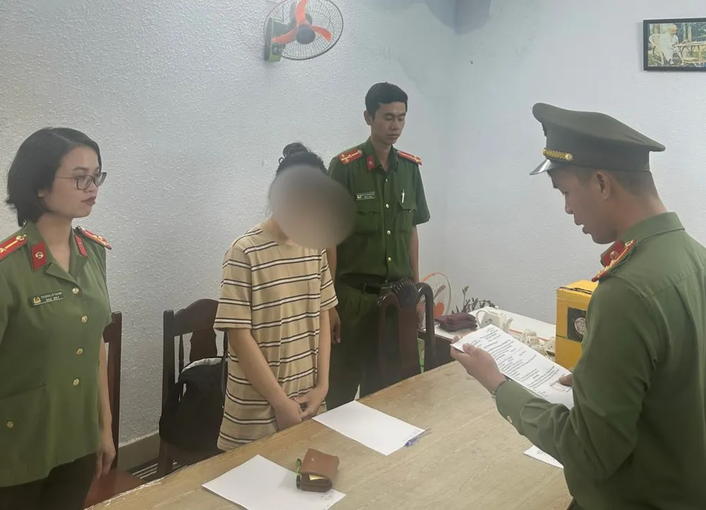 Nguyễn Thị Yến Nhi tại cơ quan công an. Ảnh: CA. khoi to cong ty.jpg