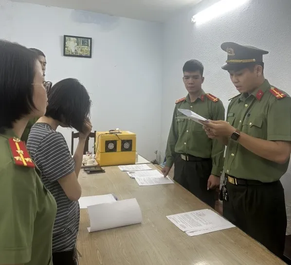 Đối tượng Đào Thị Thảo nghe đọc lệnh bắt tạm giam. Ảnh: CA. khoi to cong ty di nuoc ngoai.jpg