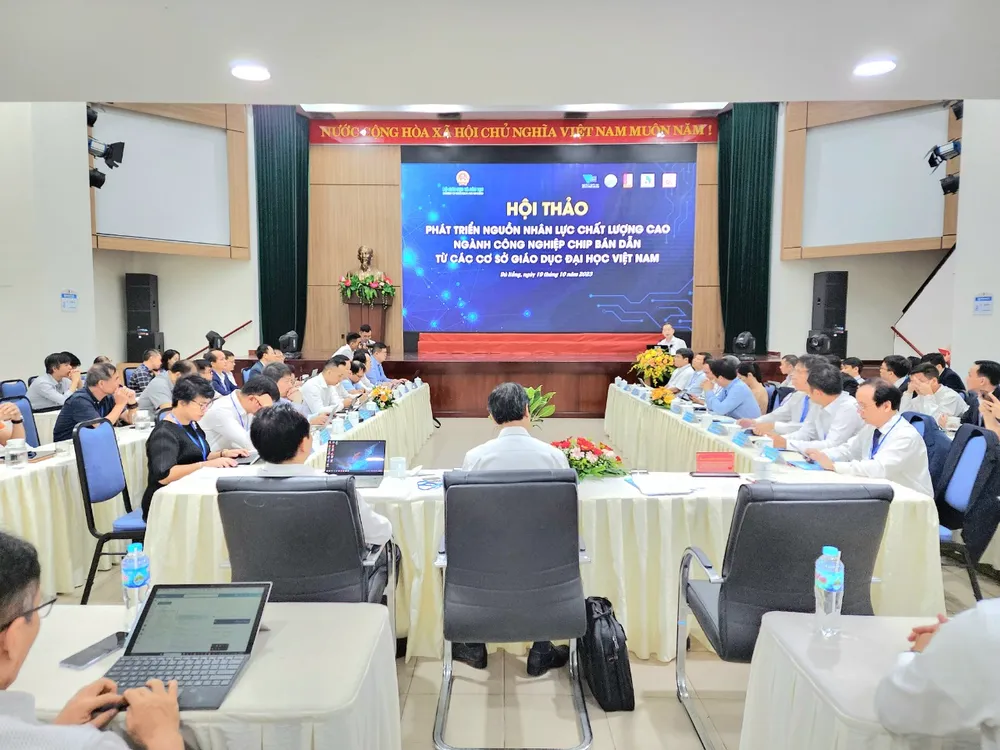 Toàn cảnh buổi Hội thảo phát triển nguồn nhân lực ngành công nghiệp Chip bán dẫn. Ảnh: MINH TRƯỜNG. toan canh.jpg