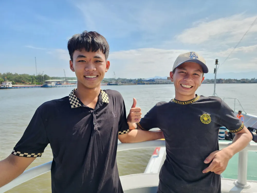 Trần Văn Bảo và Võ Hồng Nhân (19 tuổi, đều ngụ xã Tam Giang) thoát chết, được lực lượng chức năng cứu sống đưa vào bờ về với gia đình an toàn. Ảnh: MINH TRƯỜNG. hai ban tre.jpg