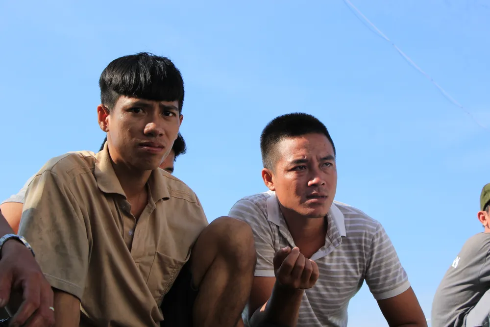 Dù đã thoát nạn trở về nhà nhưng các ngư dân vẫn lo lắng, cầu mong phép màu đưa 13 người mất tích còn lại về đất liền trong tình trạng khoẻ mạnh. Ảnh: MINH TRƯỜNG. ngu dan cho doi.JPG