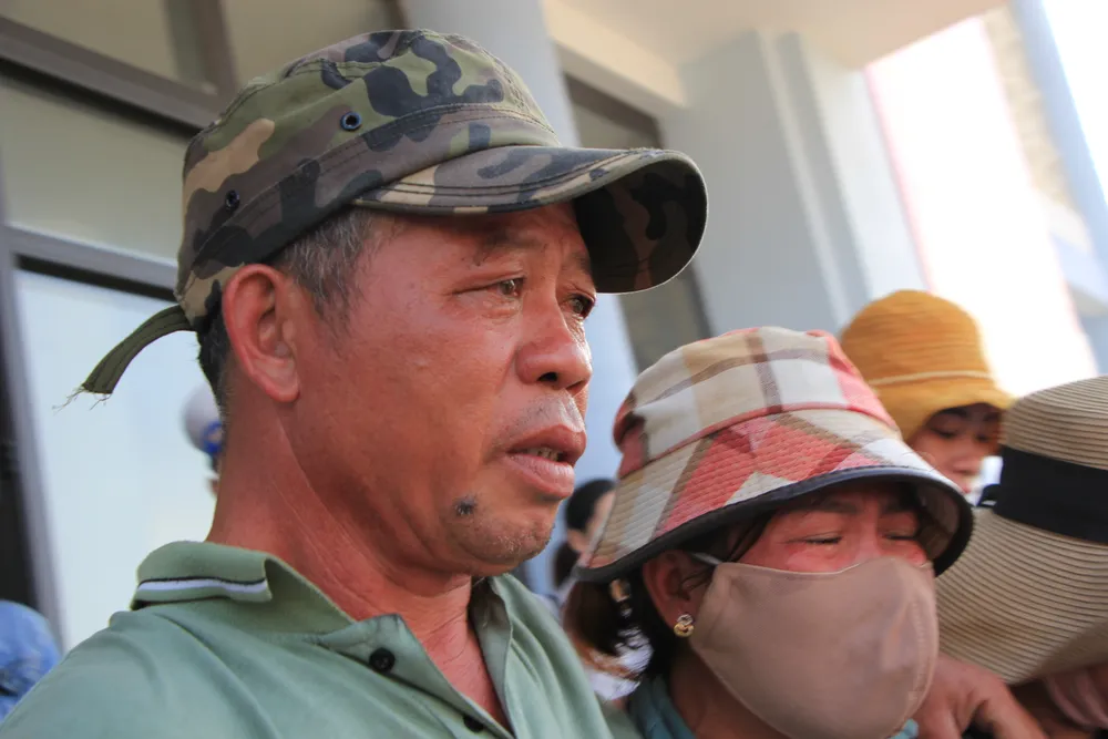 Người vợ khóc nức nở khi ôm chầm lấy người chồng từ ranh giới sinh tử trở về. Ảnh: MINH TRƯỜNG. ngu dan khoc cung nguoi than.JPG