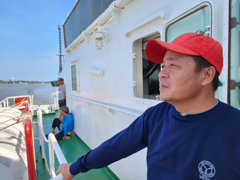 Đang trên tàu Hải quân đưa vào bờ, thuyền trưởng Lương Văn Viên (47 tuổi) là chủ tàu QNA 90129TS cho biết, vào thời điểm 19h45 ngày 16-10, có một cơn vòi rồng bất ngờ ập đến với sóng to gió lớn đã đánh chìm tàu cùng 54 thuyền viên. Sau đó các anh em thuyền viên bấu víu vào các vật dụng như miếng gỗ, thùng xốp để nổi và bơi đến thuyền thúng. Sau 30 phút, 40 anh em đã leo lên được bốn thuyền thúng và điểm danh phát hiện thiếu 14 người. Sau đó tàu QNA 90039TS của ông Lương Văn Cam đang ở gần đó phát hiện có sự cố đã lái thuyền đến điểm thuyền QNA 90129TS bị chìm đưa 40 anh em lên thuyền. Đồng thời, báo cho lực lượng chức năng đến ứng cứu. "Cả cơ đồ, sự nghiệp mất hết rồi, giờ không biết phải làm sao để sống với biển nữa", ông Viên nói. Ảnh: MINH TRƯỜNG. thuyen truong.jpg