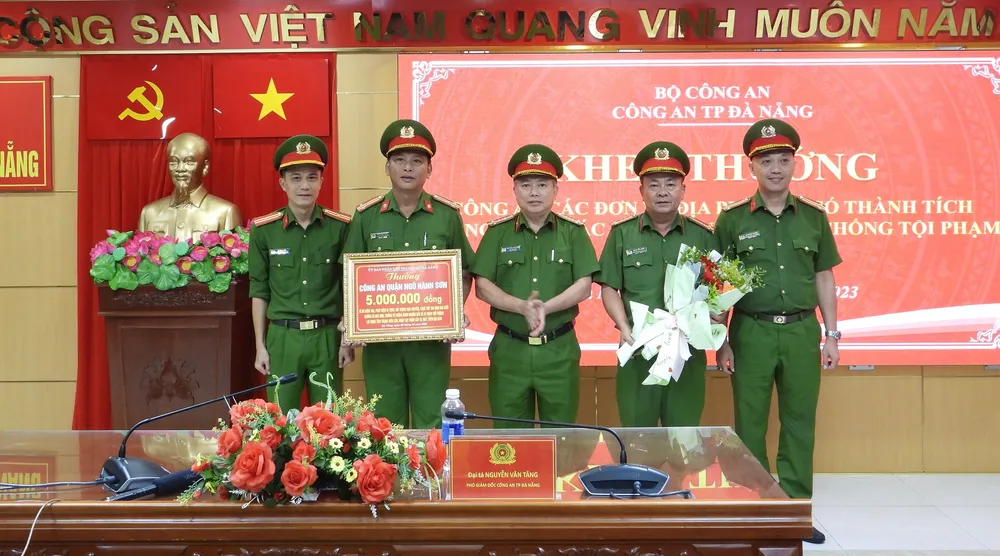 Giám đốc Công an TP khen thưởng Công an quận Ngũ Hành Sơn vì có thành tích tốt. Ảnh: CA. cong an ngu hanh son.jpg