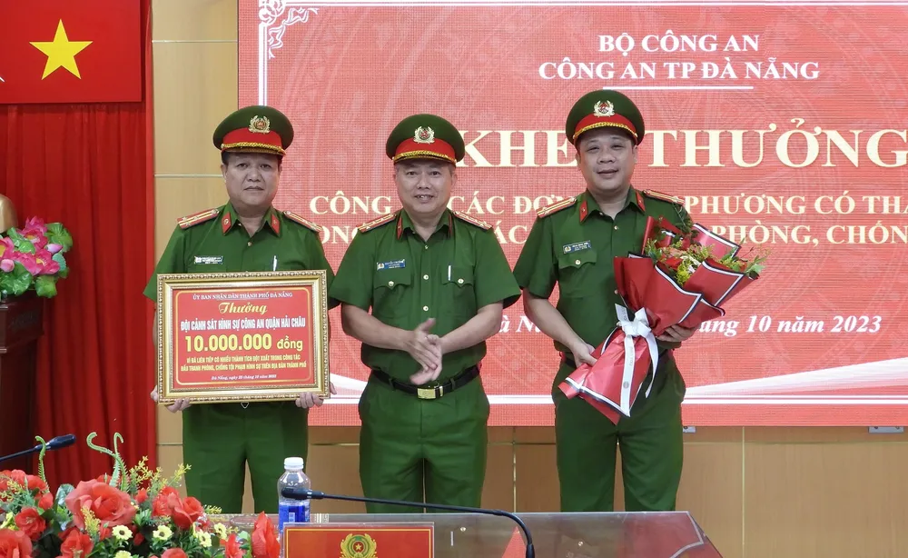 Đội Cảnh sát hình sự Công an quận Hải Châu được khen thưởng vì triệt phá nhiều vụ án lớn. Ảnh: CA. doi hinh su hai chau.jpg