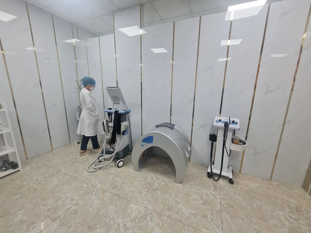 Nhân viên cơ sở thẩm mỹ ID Korea mang trang phục giống như các bác sĩ, nhân viên y tế. Ảnh: MT. nang-nguc-tai-tham-my-idkorea