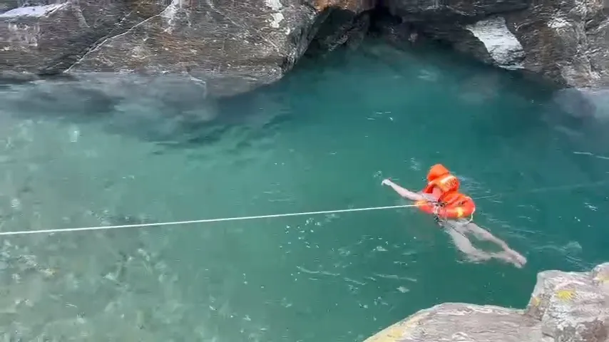 Du khách người Nga được đưa ra ngoài an toàn sau 30 phút ứng cứu. Ảnh: MT cuu du khach du day dua ra ngoai.jpg