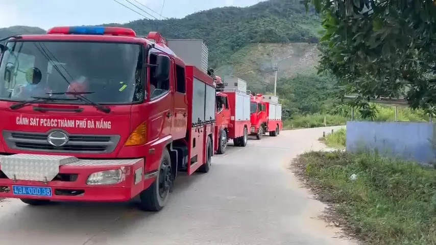 Lực lượng cảnh sát huy động nhiều xe đến ứng cứu du khách mắc kẹt. Ảnh: MT du day cuu du khach.jpg