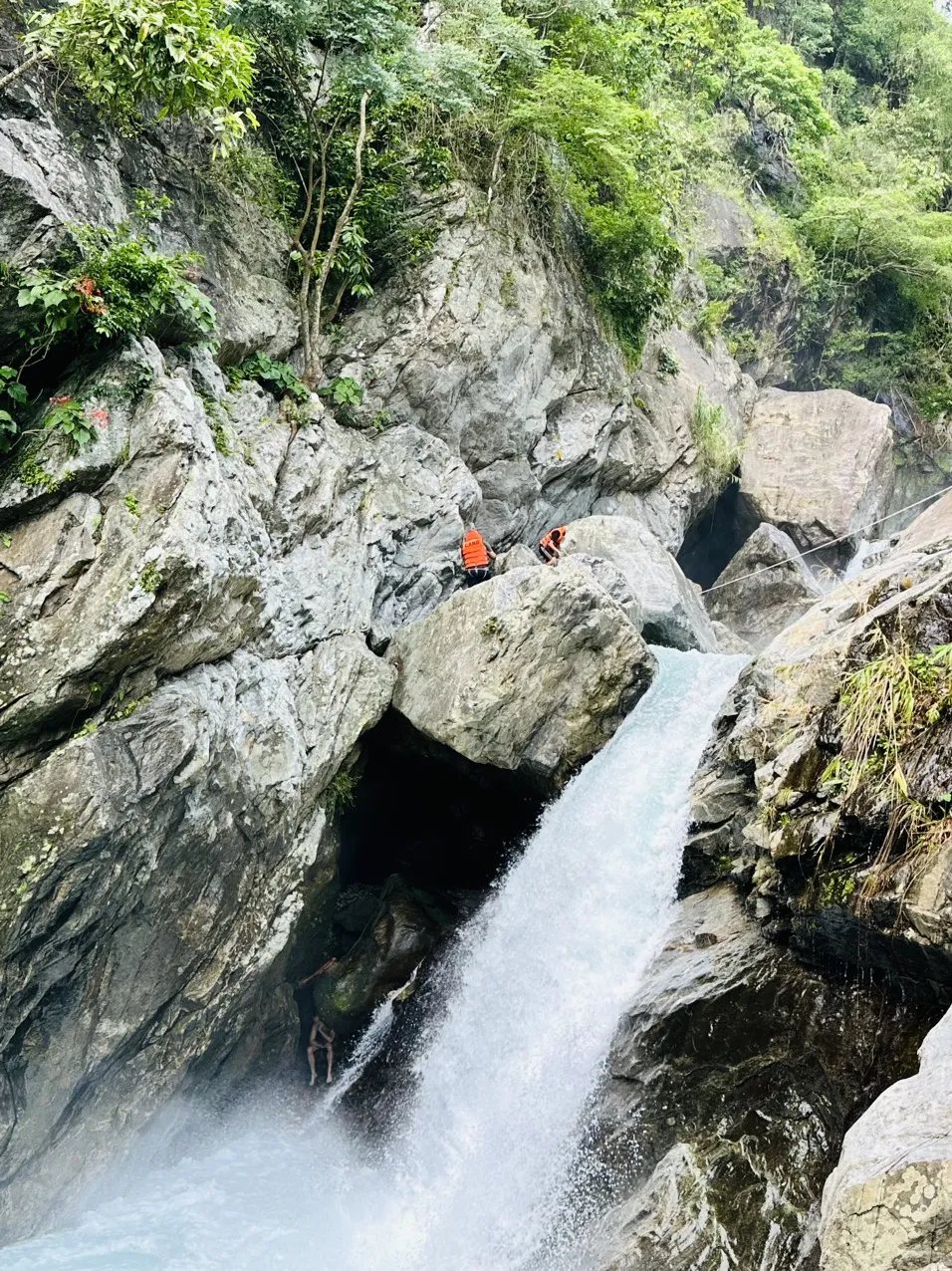 Vị trí du khách mắc kẹt nằm giữa con thác cao với nước chảy xiết. Ảnh: MT du day cuu du khach con thac cao.jpg