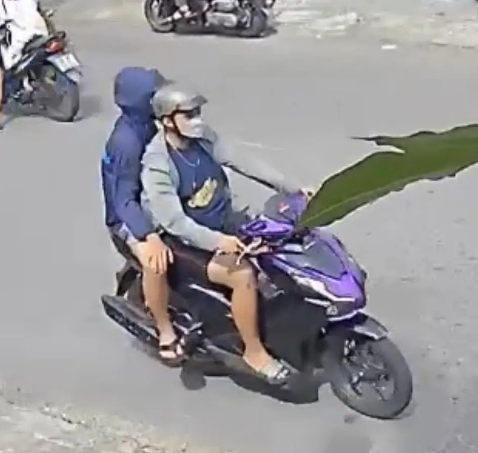 Hai đối tượng điều khiển xe máy thực hiện hành vi cướp giật tài sản. Ảnh: DH. doi tuong di xe may cuop giat dien thoai.jpg
