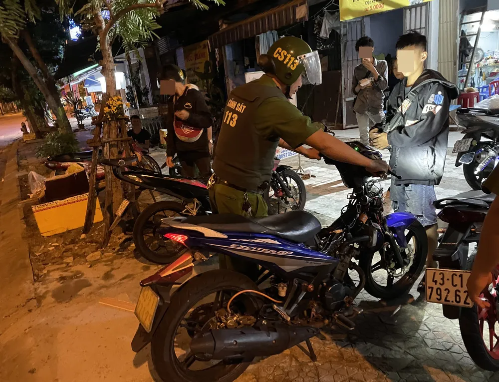 Cảnh sát kiểm tra phương tiện xe máy có dấu hiệu độ chế do các thanh thiếu niên điều khiển. Ảnh: DH. 911 kiem tra xu ly xe do che.jpg