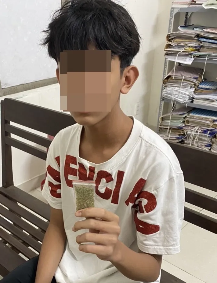 Thanh thiếu niên còn mang theo cả ma tuý dạng cần sa. Ảnh: DH. 911 xu ly kiem tra can sa.jpg