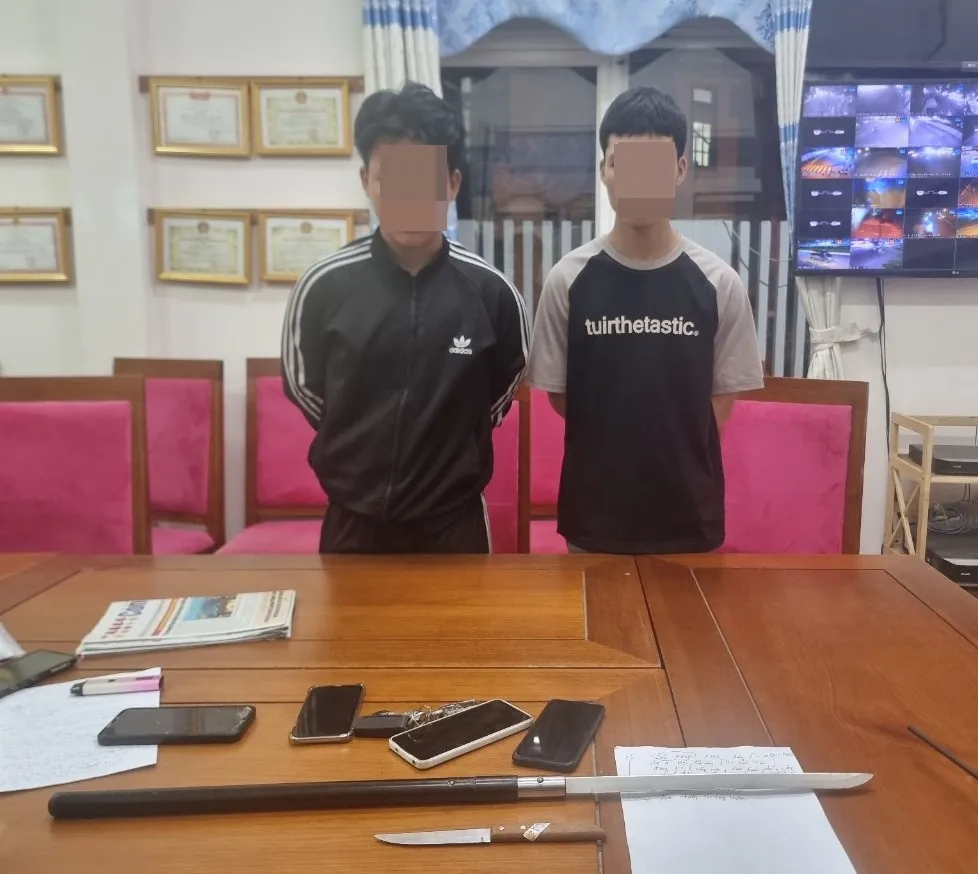 Hung khí do các thanh thiếu niên mang theo. Ảnh: DH. 911 xu ly thanh nien hung khi.jpg