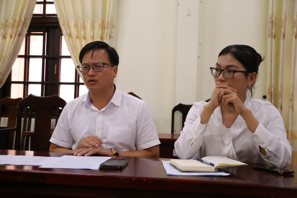 Ông Phan Duy Anh, Phó Chủ tịch UBND huyện Hoà Vang (bên trái) chỉ đạo xã Hoà Tiến cùng các phòng liên quan xử lý ô nhiễm của các trại heo. Ảnh: MINH TRƯỜNG. trai-heo-da-nang.JPG