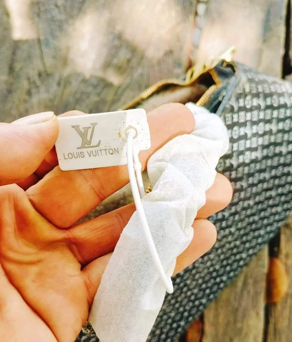 Louis-Vuitton-tag.jpg