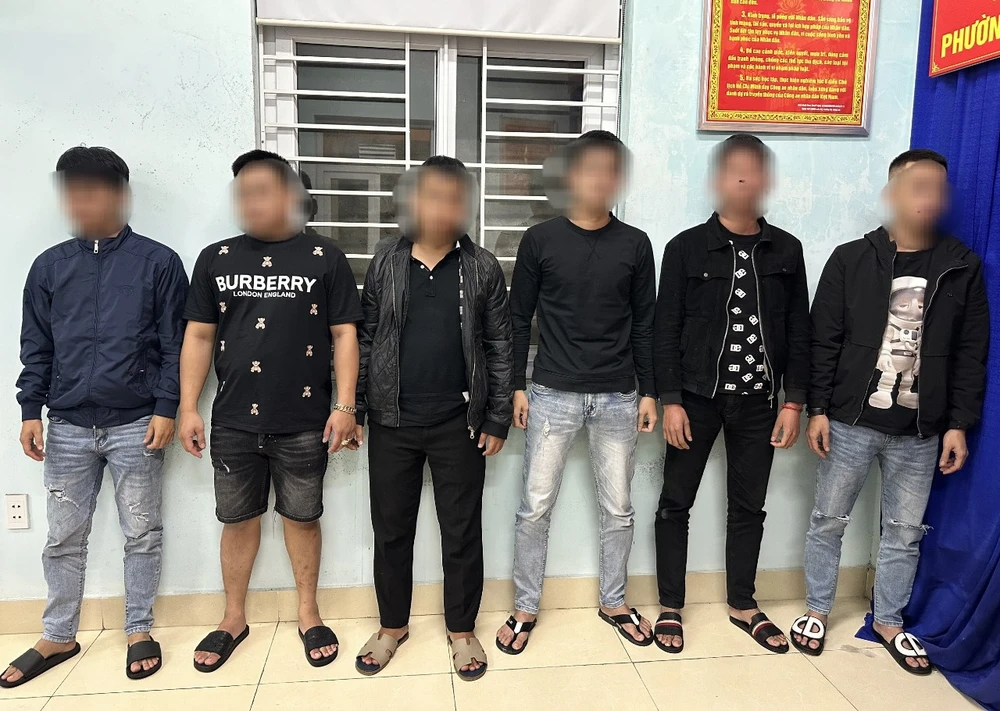 Sáu đối tượng liên quan đến việc tụ tập chuẩn bị mang dao đi đánh nhau. Ảnh: CA. mang-dao-di-danh-nhau-nhau.jpg