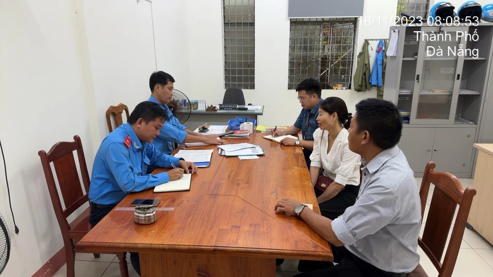 Thanh tra Sở GTVT ra quyết định xử phạt đối với tài xế "chặt chém" du khách Thái Lan. Ảnh: MT du khách thái lan.jpg