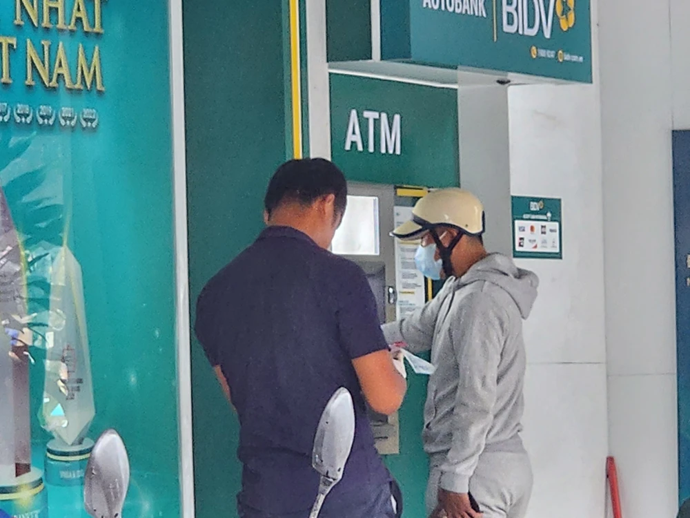 Lực lượng chức năng tiến hành thu thập thông tin tại hiện trường. Ảnh: MINH TRƯỜNG cướp ngân hàng.jpg