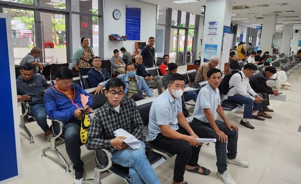Đông người dân ngồi chờ đến lượt làm thủ tục đổi bằng lái xe máy. Ảnh: MINH TRƯỜNG. đổi bằng lái xe máy
