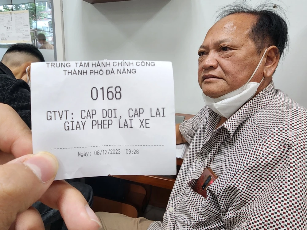 Với số thứ tự 168, ông Ái đành phải ra về vì chờ đợi quá lâu do người dân tập trung làm thủ tục rất đông. Ảnh: MINH TRƯỜNG. doi-bang-lai-xe-may-dan.jpg