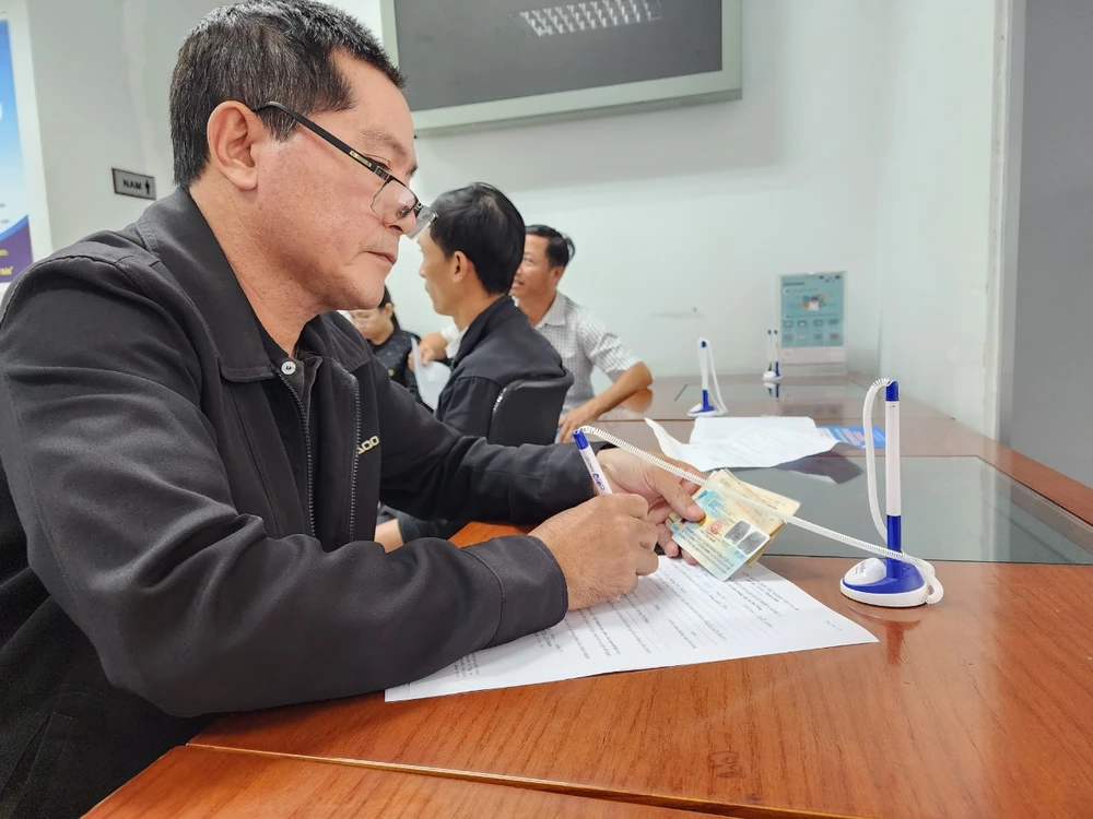 Ông Trọng điền các thông tin của ông và vợ để đổi bằng lái xe máy vì sợ bị phạt. Ảnh: MINH TRƯỜNG. doi-bang-lai-xe-may-nguoi.jpg