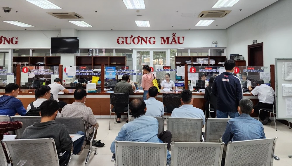 Dù có 3 cửa tiếp nhận nhưng số lượng người dân chờ vẫn rất nhiều. Ảnh: MINH TRƯỜNG. doi-bang-lai-xe-toan.jpg