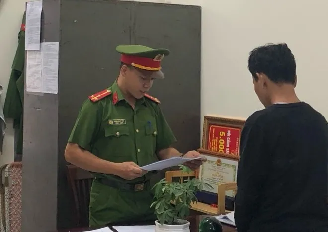 Cơ quan Công an thực hiện bắt tạm giam đối với Tình. Ảnh: MT. camera-giam-sat-doi-tuong.jpg