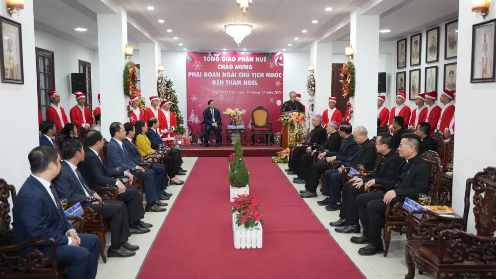 Chủ tịch nước cùng đoàn lãnh đạo Đảng thăm Tổng Giáo phận Huế. Ảnh: ND. chu-tich-nuoc-tham.jpg